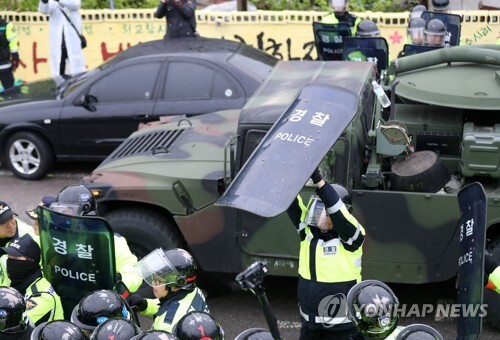 ▲ 26일 오전 경북 성주군 성주골프장으로 사드(THAAD·고고도미사일방어체계) 관련 장비를 실은 트레일러가 들어가자 경찰과 주민이 대치하고 있다.  /연합