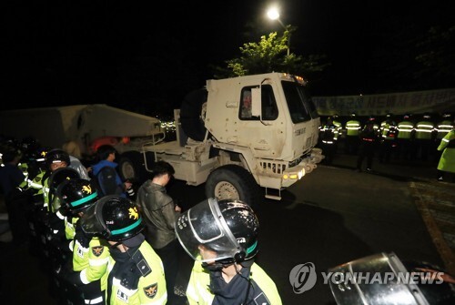 ▲ 26일 오전 경북 성주군 성주골프장으로 사드(THAAD·고고도미사일방어체계) 관련 장비를 실은 트레일러가 들어가고 있다.  /연합