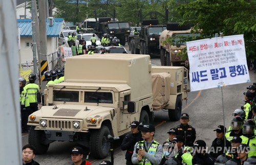 ▲ 26일 오전 경북 성주군 성주골프장으로 사드(THAAD·고고도미사일방어체계) 관련 장비를 실은 트레일러가 들어가고 있다.  /연합