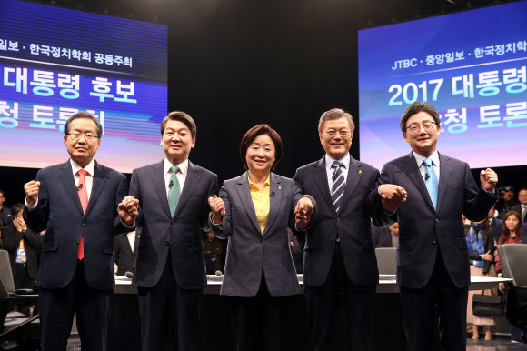 ▲ 25일 오후 고양시 일산동구 빛마루 방송지원센터에서 JTBC·중앙일보·한국정치학회 주최로 열린 2017 제19대 대통령 선거 후보 초청 토론회에서 자유한국당 홍준표 후보(왼쪽부터),국민의당 안철수 후보, 정의당 심상정 후보, 더불어민주당 문재인 후보, 바른정당 유승민 후보가 포즈를 취하고 있다. 연합뉴스