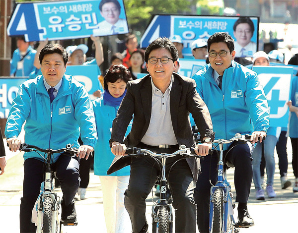 바른정당 유승민 대선후보가 26일 오전 서울 동작구 보라매공원에서 자전거 유세를 하고 있다. 연합뉴스