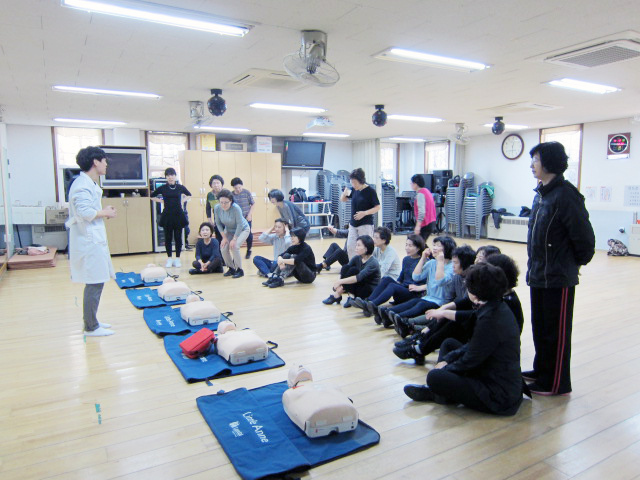 ▲ 군포-산본2동 주민센터 자치프로그램 수강생들 심폐소생술 교육 (1)
