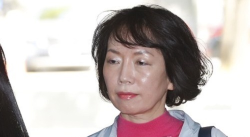 박은주(60) 전 김영사 대표가 거액의 회삿돈을 빼돌린 혐의(특정경제범죄가중처벌법상 횡령)로 29일 구속됐다. 사진은 박은주 전 김영사 대표가 28일 오전 서초구 서울중앙지방법원에서 열린 영장실질심사에 출석하고 있다. ⓒ연합뉴스