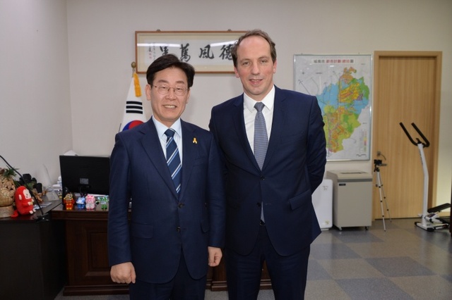 ▲ 이재명_시장,_파비앙_페논_주한_프랑스_대사와_회동(_(2)