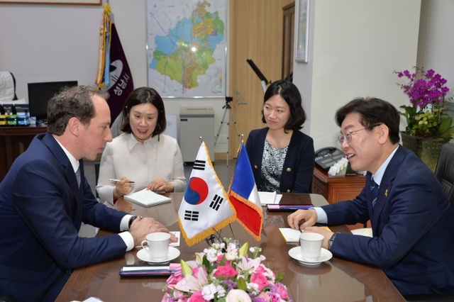 ▲ 이재명_시장,_파비앙_페논_주한_프랑스_대사와_회동(_(4)