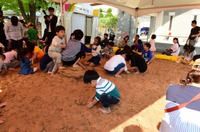 ▲ 여주도자기축제 (도자흙밟기)