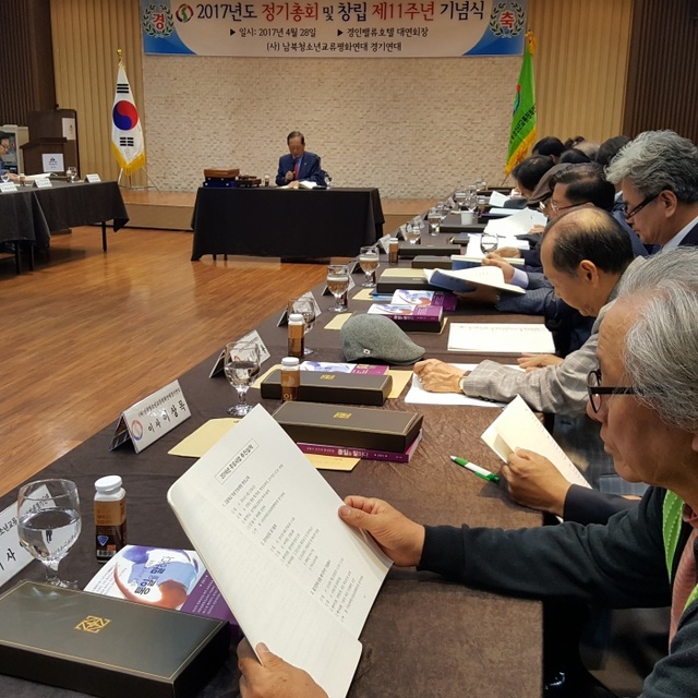 ▲ 지난 29일 수원하이앤드 호텔에서 열린 사단법인 남북청소년교류평화연대 경기연대 창립 11주년 기념식에서 최원형 대표가 이사 및 임원을 대상으로 올해 사업방향을 공지하고 있다.
