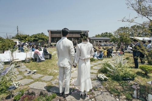 ▲ 윤진서, 제주집서 작은 결혼식. 연합뉴스