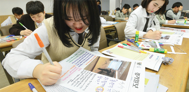 일일 기자체험 연수 프로그램에 참가한 용인 신촌중학교 학생들이 4월7일 직접 취재한 기사와 사진을 편집하며 신문을 제작하고 있다.