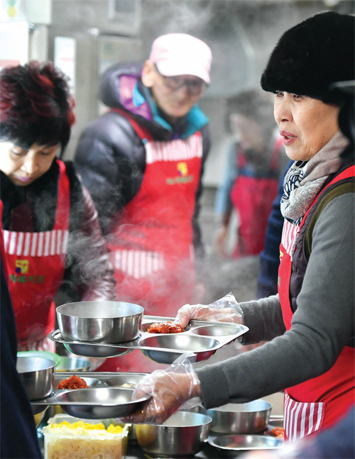 (사)행복한 캄보디아 만들기 후원회 홍순목 이사장을 비롯한 회원들이 수원시 장안구 녹색복지회에서 어르신들에게 따뜻한 사랑의 떡국을 대접하는 등 봉사활동을 하고 있다.