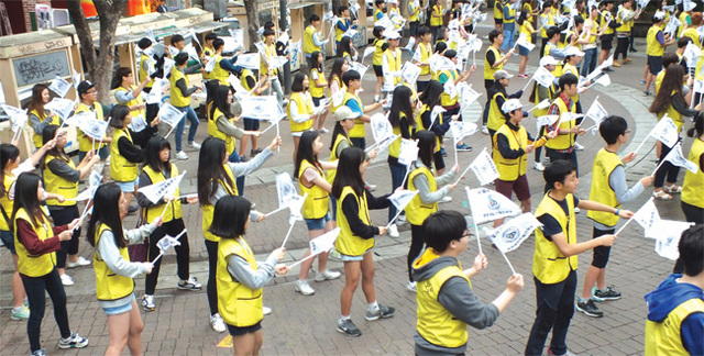 비영리민간단체인 한국NGO레인보우가 1월 초 홍대 인근 공원서 플래시몹을 연출하고 있다.