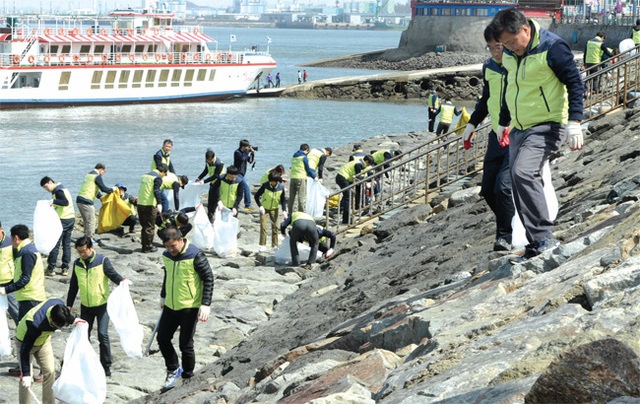 인천교통공사 직원들이 월미도 노사합동 봉사활동을 하고 있다.