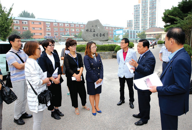 찾아가는 교통포럼에 참여한 김 의장이 관계자들과 대화를 나누고 있다.