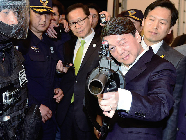 4월17일 인천해양경비안전서 전용부두에 정박한 해경 3008함에서 안철수 후보가 불법조업 외국어선 단속장비를 살펴보고 있다.