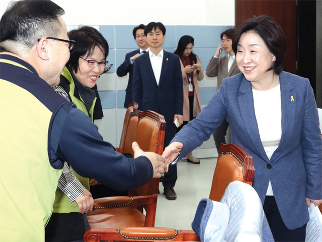 심상정 후보가 4월4일 오전 국회에서 열린 전국보건의료산업노조와의 정책협약식에서 참석자들과 인사하고 있다.