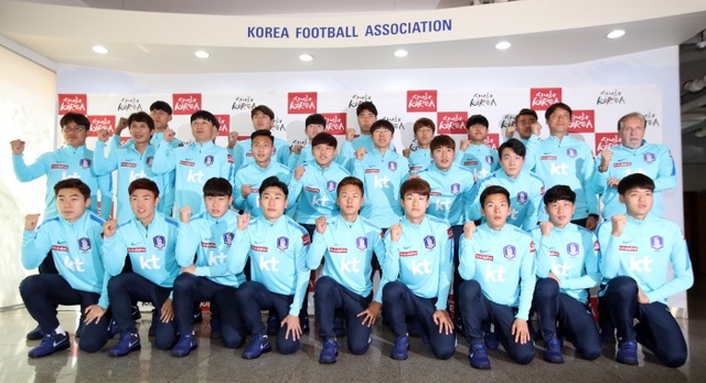▲ 1일 파주 NFC에서 열린 20세 이하(U-20) 축구대표팀 미디어데이에서 신태용 감독과 선수들이 포즈를 취하고 있다.연합뉴스
