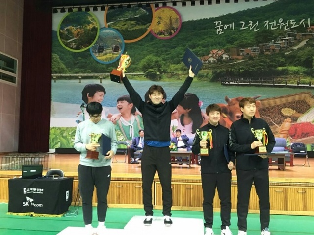 ▲ 1일 강원도 홍천실내체육관에서 열린 제22회 김창환배 전국남녀펜싱선수권대회 남자 에페 개인전에서 우승한 정진선(화성시청)이 시상식 후 환호하고 있다.화성시청 제공