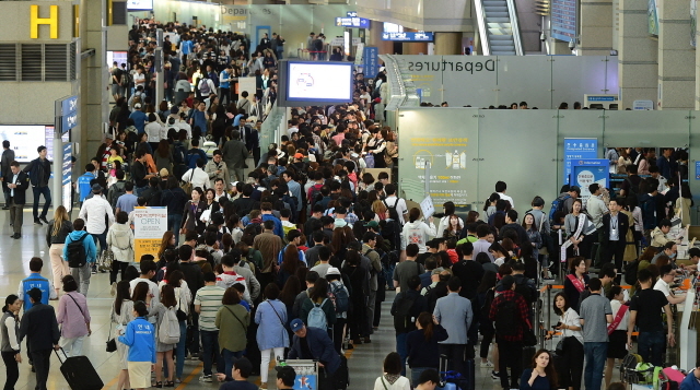 ▲ 3일 오전 석가탄신일 휴일을 맞아 인천공항 3층 출국장이 연휴를 이용해 해외여행을 떠나려는 출국객들로 붐비고 있다.장용준기자