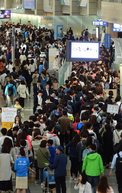 ▲ 3일 오전 석가탄신일 휴일을 맞아 인천공항 3층 출국장이 연휴를 이용해 해외여행을 떠나려는 출국객들로 붐비고 있다.장용준기자