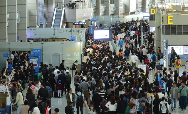 ▲ 3일 오전 석가탄신일 휴일을 맞아 인천공항 3층 출국장이 연휴를 이용해 해외여행을 떠나려는 출국객들로 붐비고 있다.장용준기자