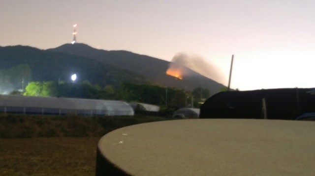 ▲ 3일 오후 8시17분께 인천 계양산 징매이고개로부터 1.5㎞ 떨어진 지점에서 화재가 발생했다. 우제홍 시민기자