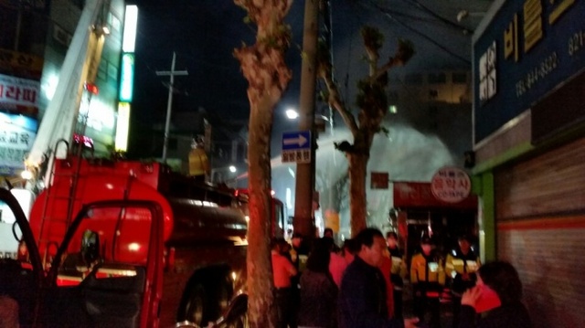 ▲ 3일 오후 8시 30분께 의정부시 의정부동 구 터미널 부근 방향 로데오거리 입구에 있는 공구상가에서 불이나 소방당국이 진화에 나섰다. 김동일기자