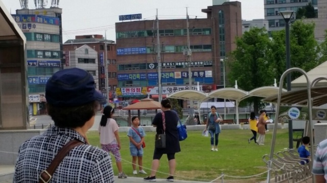 ▲ 평화의 광장을 찾은 시민들이 발길을 돌리고 있다.