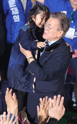 ▲ 더불어민주당 문재인 대선후보가 5일 오후 부산광역시 중구 남포동에서 열린 집중유세에서 한 아이를 안아주고 있다.  연합뉴스