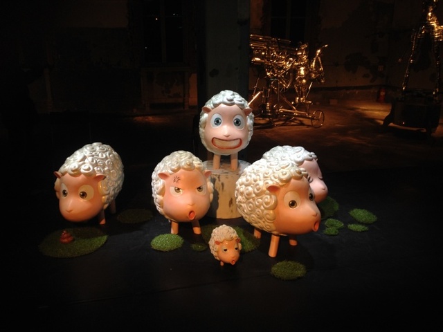 ▲ 김범준, 나도 행복하고 sheep다, 합성수지 위에 우레탄도장, 가변설치, 2014