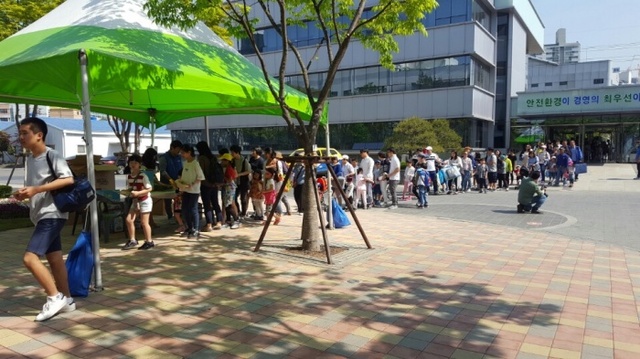 ▲ 사본 -사진1_삼성전기 임직원과 자녀들이 수원 사업장으로 들어가고 있다
