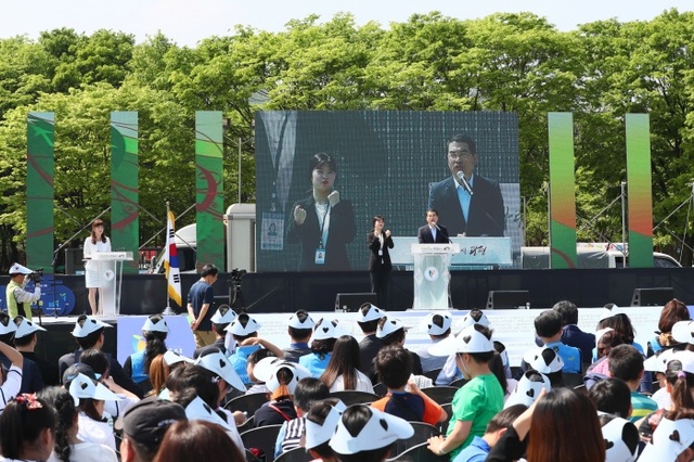 ▲ 지난 5일 광명시민체육관에서 열린 어린이날 기념행사에서 양기대 광명시장이 인사말을 하고 있다. 광명시 제공