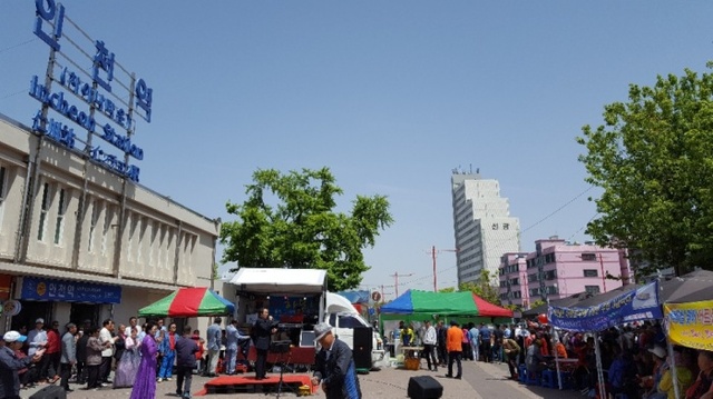 ▲ 희망21봉사단이 6일 인천역 앞 광장에서 ‘어르신들을 위한 희망봉사ㆍ무료급식ㆍ음악공연’을 열고 있다. 주영민기자