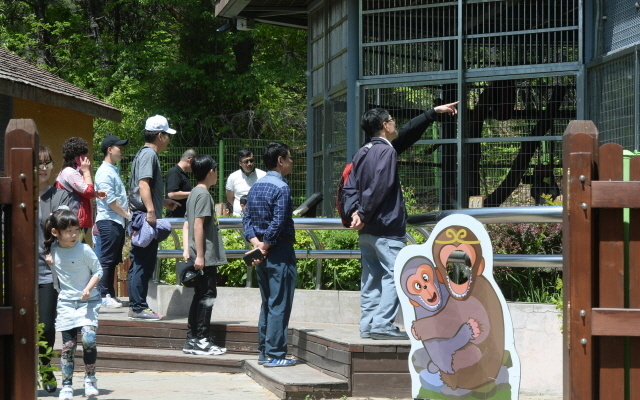 ▲ 7일 오후 조류인플루엔자(AI) 확산을 막기 위해 무기한 휴장에 돌입후 약 5개월만에 재개장해 첫 주말을 맞은 인천대공원 동물원에 나들이객들의 발길이 이어지고 있다. 장용준기자