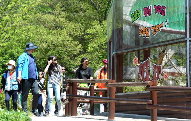 ▲ 7일 오후 조류인플루엔자(AI) 확산을 막기 위해 무기한 휴장에 돌입후 약 5개월만에 재개장해 첫 주말을 맞은 인천대공원 동물원에 나들이객들의 발길이 이어지고 있다. 장용준기자