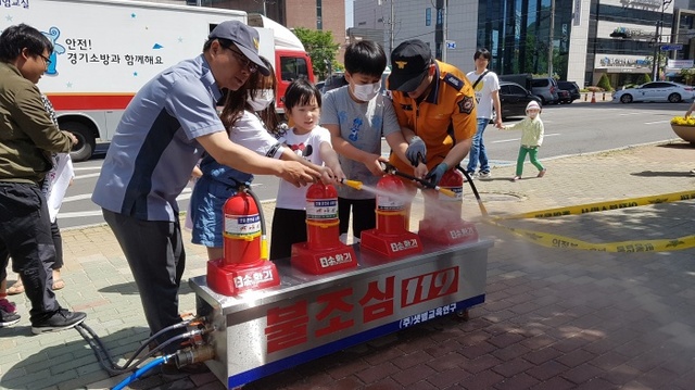 ▲ 의정부소방서는 지난 7일 시가 주최한 가족문화대축제장에서 소방공무원 및 의용소방대원 26명이 참여한 가운데 소방안전체험장 부스를 운영했다고 8일 밝혔다.