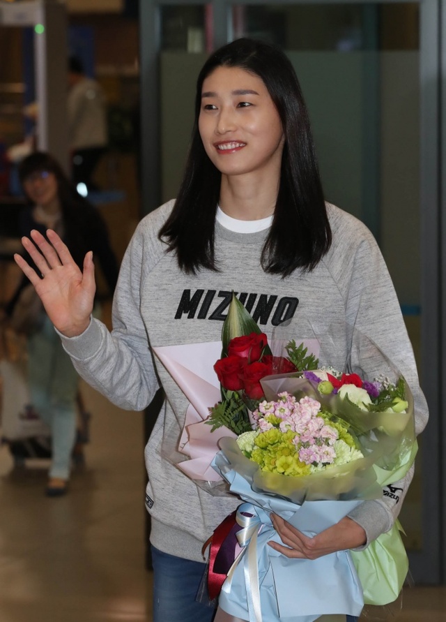 ▲ 터키 여자배구 페네르바체의 통산 5번째 우승을 이끈 ''배구 여제'' 김연경이 8일 오전 인천공항을 통해 귀국, 환영꽃다발을 받고 손을 흔들고 있다.  연합뉴스