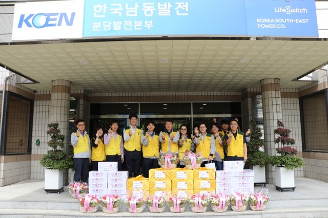 ▲ 분당발전본부, 지역 어르신 카네이션 달아주기 행사3