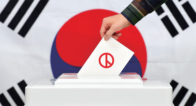 오늘, 대한민국 제19대 대통령이 선출된다. 이번의 선택이 상처받고 갈라진 우리 사회를 통합하고 밝은 미래로 향하는 길 이기에 유권자들의 현명한 판단이 절실하다. 더는 혼란 속에 헤매는 나라와 국민이 되지 않도록 대한민국의 주인으로서 신성한 한표를 꼭 행사하자.(취재협조:수원시팔달구선거관리위원회) 오승현기자