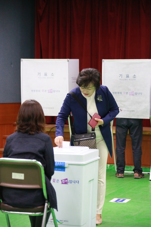 ▲ 신계용 과천시장-대선투표