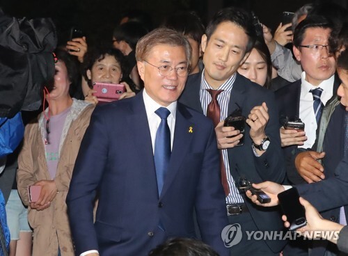 ▲ 19대 대통령 선거에서 출구조사가 발표된 뒤 더불어민주당 문재인 후보가 9일 오후 서울 서대문구 홍은동 자택을 나와 국회로 향하고 있다.  /연합