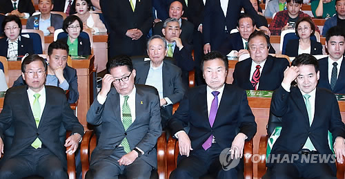 ▲ 국민의당 박지원 중앙상임선거대책위원장 등 선대위 관계자들이 9일 오후 서울 여의도 국회 헌정기념관에 마련된 국민의당 선대위 개표상황실에서 방송사 출구조사 결과를 지켜보며 굳은 표정을 짓고 있다.  /연합