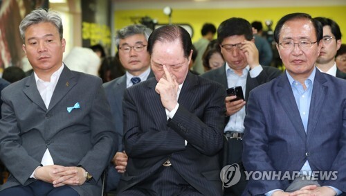 ▲ 정의당 노회찬 상임선대위원장(오른쪽)과 권영길 전 의원(가운데) 등 당 지도부가 9일 오후 서울 여의도 정의당 당사에서 제19대 대선 투표 종료와 함께 발표되는 TV 방송사의 투표자 출구 조사결과를 지켜보고 있다.  /연합
