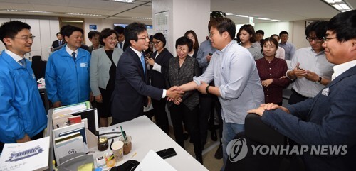 ▲ 바른정당 유승민 대선후보가 9일 오후 서울 여의도 당사에서 당직자를 격려하고 있다.  /연합