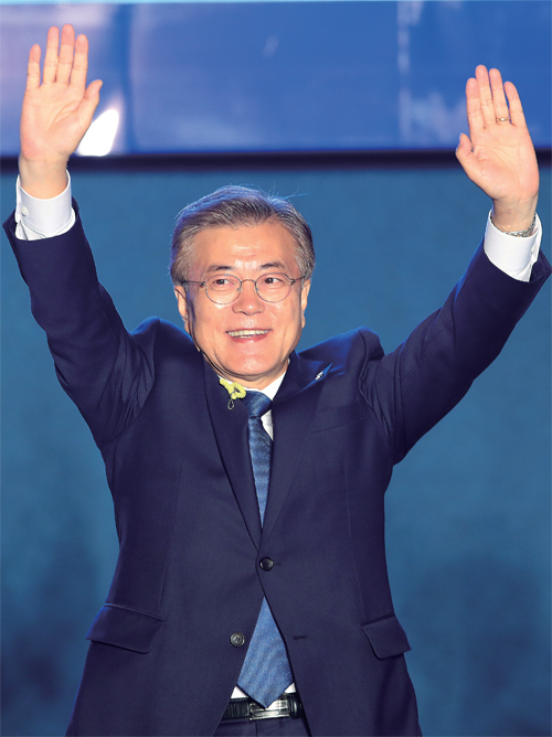 문재인 대통령 당선인이 9일 오후 서울 종로구 세종로공원에서 열린 시민들과 함께하는 개표방송에서 지지자들을 향해 손을 들어 인사를 하고 있다. 연합뉴스