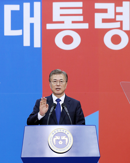 ▲ 문재인 대통령이 10일 낮 국회 본청 로텐더홀에서 열린 취임선서 행사에서 제19대 대통령 취임 선서를 하고 있다.  /연합
