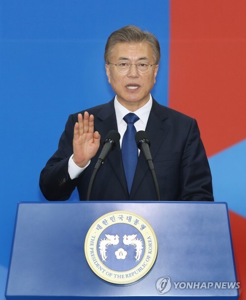▲ 문재인 대통령이 10일 낮 국회 본청 로텐더홀에서 열린 취임선서 행사에서 제19대 대통령 취임 선서를 하고 있다. /연합