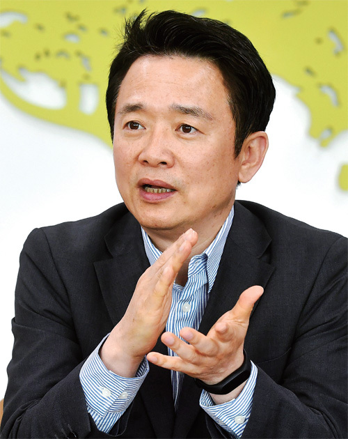 ▲ 남경필 경기지사가 제19대 대선에서 당선된 문재인 대통령에게 권력의 나눔과 일자리 창출 등 바라는 점을 밝히고 있다.  김시범기자