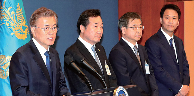 ▲ 인선결과 직접 발표하는 文 대통령 문재인 대통령이 10일 오후 청와대 춘추관 브리핑룸에서 열린 기자회견에서 이낙연 국무총리(문 대통령 오른쪽부터)와 서훈 국정원장, 임종석 비서실장 후보자를 발표한 뒤 인사하고 있다. 연합뉴스