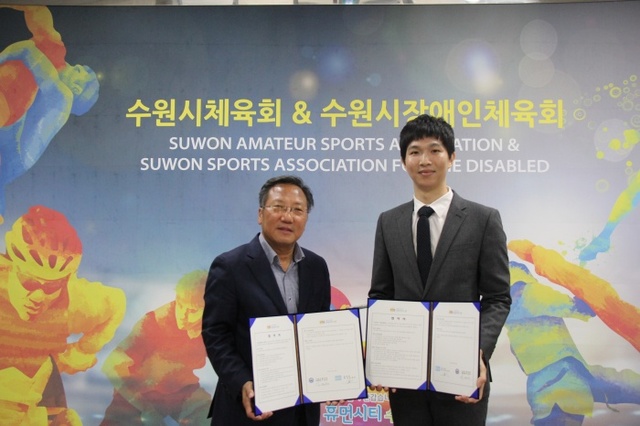 ▲ 이내응(왼쪽) 시체육회 사무국장과 김종민 문안과 원장이 업무협약을 체결한 뒤 기념촬영을 하고 있다.수원시체육회 제공