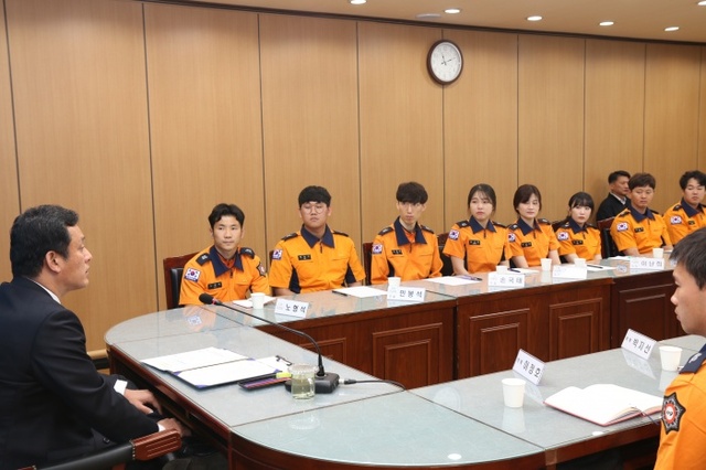 ▲ 용인소방서장이 직무교육에 참석한 신규 소방공무원들의 건의사항에 대한 답변을 하고 있다.